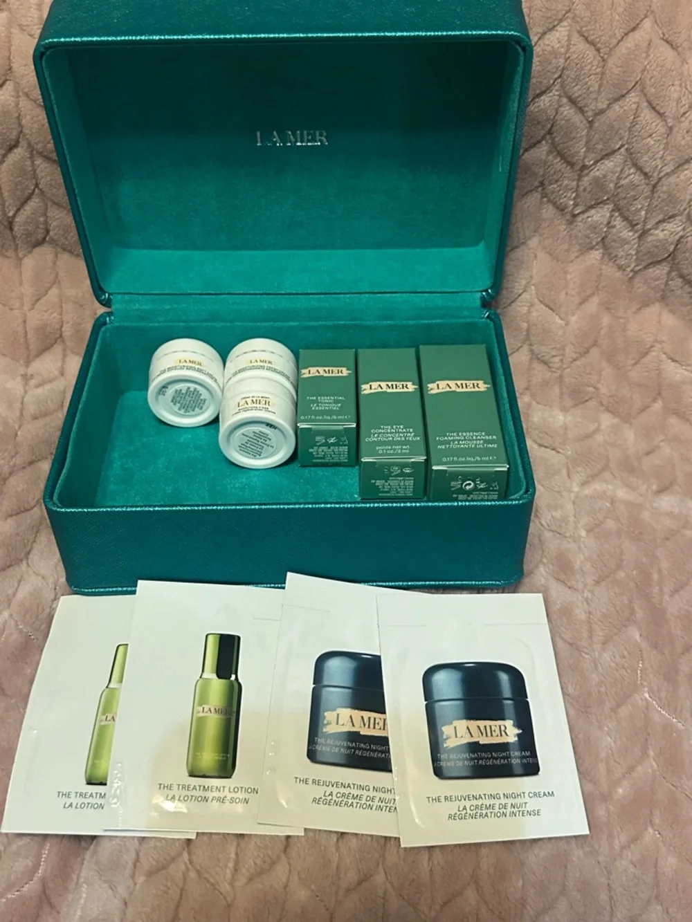 La Mer Teal Gift Box with face care - Picture 2 of 5